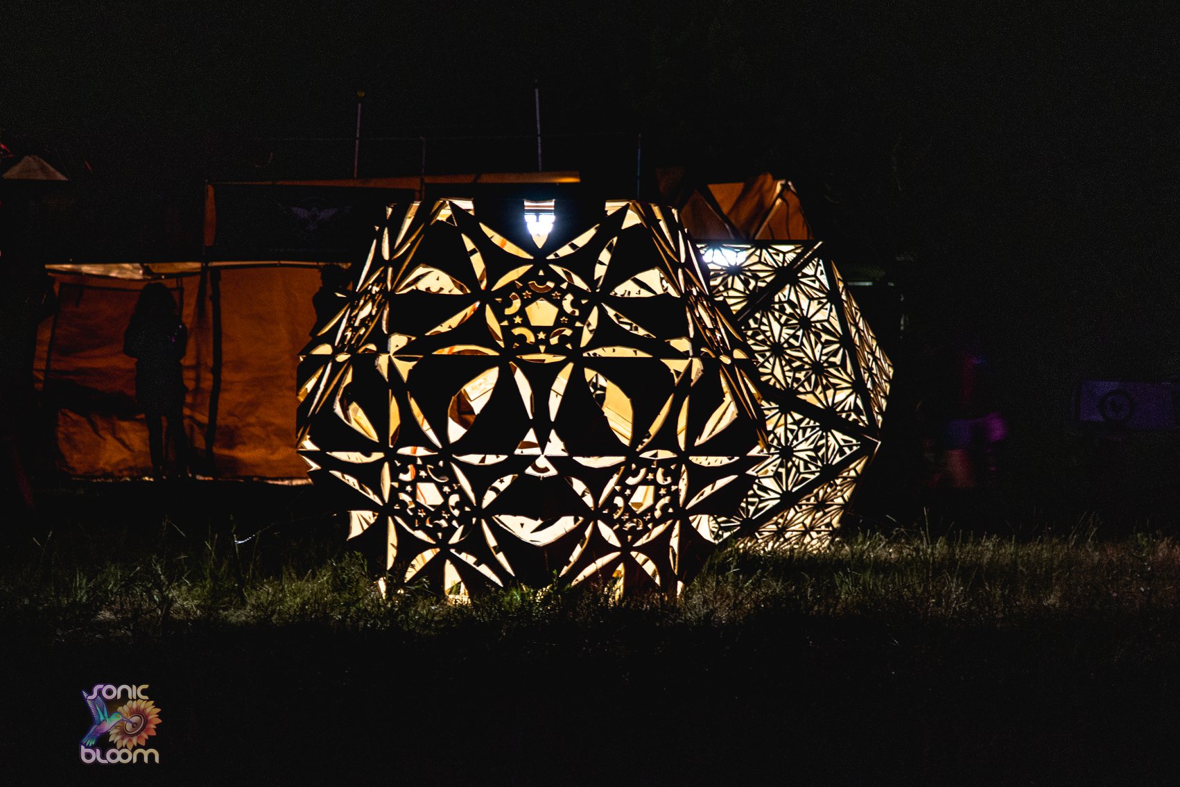 GEOMETRIC WOODEN LANTERNS