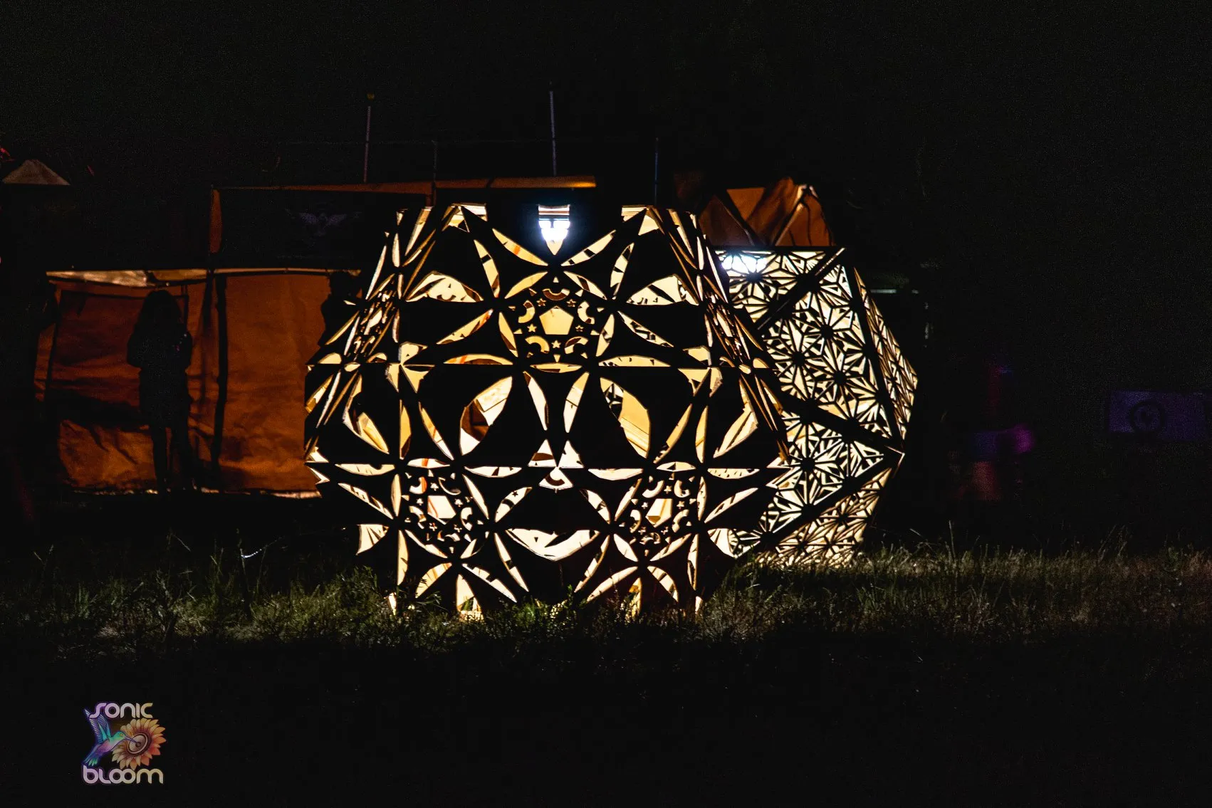 GEOMETRIC WOODEN LANTERNS
